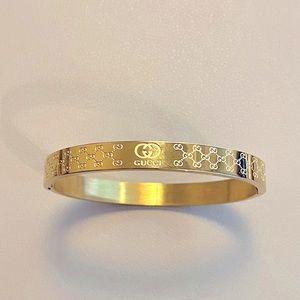 NWOT- GG Gold tone bracelet